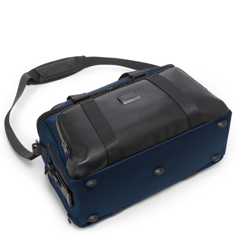 Tumi ALPHA BRAVO McCoy Gym Bag Navy & Black NWT EXCLUSIVE - Picture 4 of 7